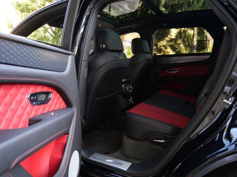 Used 2022 Bentley Bentayga image 18