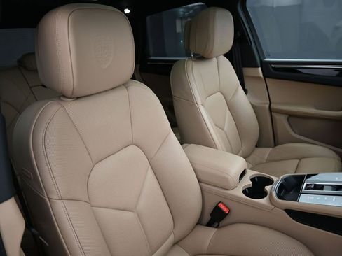 Certified 2025 Porsche Macan AWD/4WD image 31