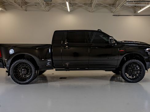 Used 2025 RAM 3500 Laramie AWD/4WD image 11