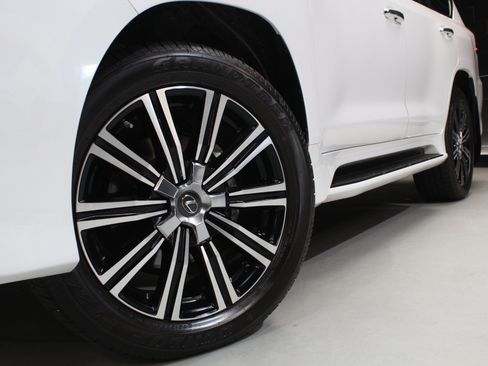 Used 2021 Lexus LX 570 4WD w/ Luxury Package image 19