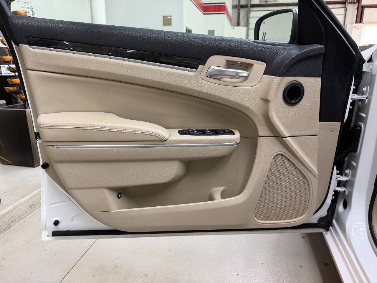 Used 2014 Chrysler 300 w/ Driver Convenience Group RWD image 10