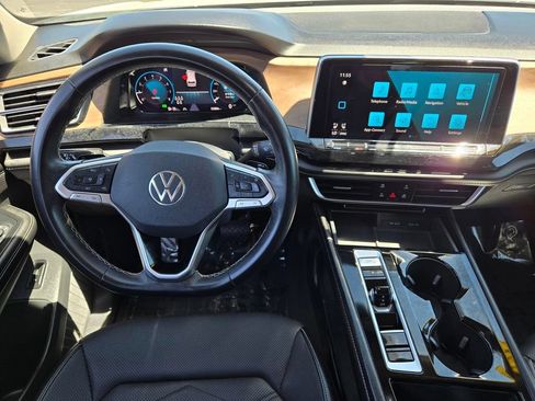 Used 2024 Volkswagen Atlas SE AWD/4WD image 11