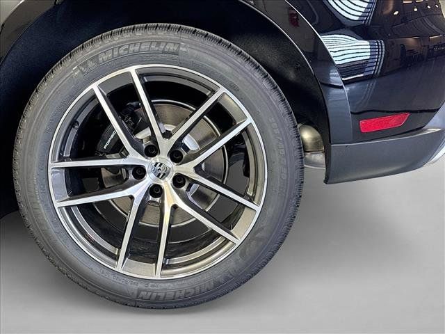Used 2026 Porsche Macan AWD/4WD image 25