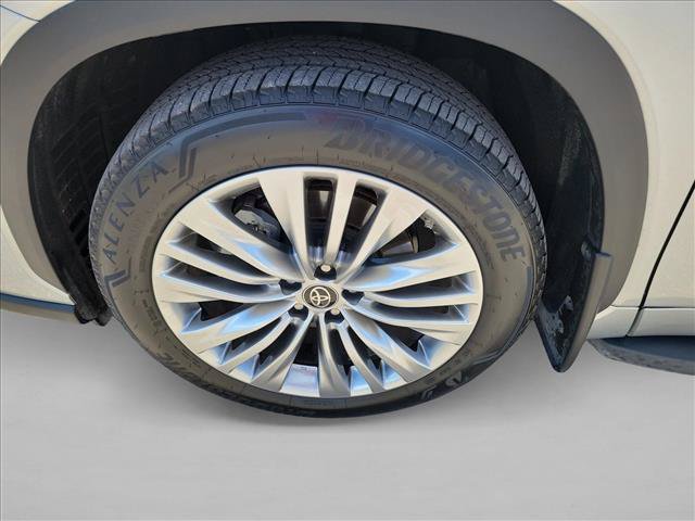 Used 2025 Toyota Highlander Platinum AWD/4WD image 9