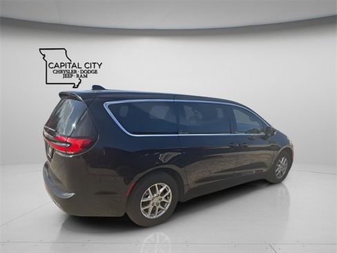 New 2026 Chrysler Pacifica Select image 10
