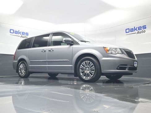 Used 2013 Chrysler Town & Country Touring-L w/ Driver Convenience Group FWD image 37