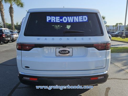 Used 2022 Jeep Wagoneer Series III w/ Flexible Seating Group RWD image 4