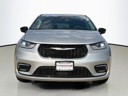 Used 2024 Chrysler Pacifica Touring-L FWD image 5