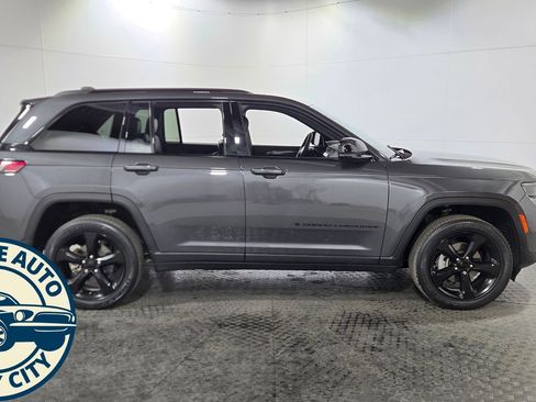 Used 2023 Jeep Grand Cherokee Altitude image 8