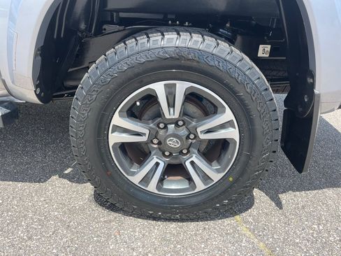 Used 2018 Toyota Tacoma TRD Sport AWD/4WD image 22