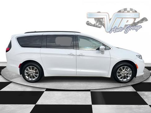 Certified 2022 Chrysler Pacifica Touring-L w/ Uconnect Theater Family Group image 3