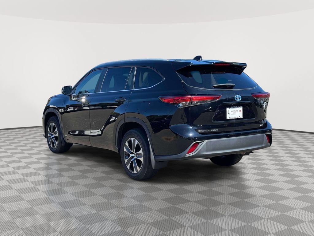Used 2023 Toyota Highlander XLE AWD/4WD image 5