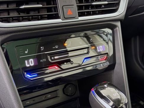 Used 2025 Volkswagen Taos SEL image 18