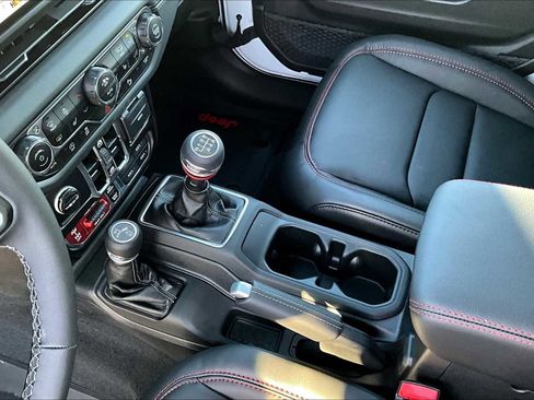 New 2025 Jeep Wrangler Unlimited Rubicon image 17