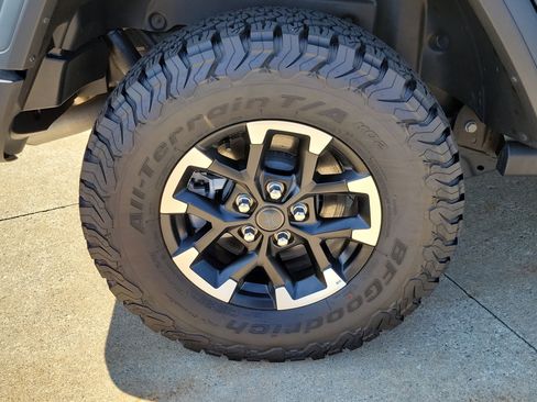 Used 2025 Jeep Wrangler Unlimited Rubicon 4xe w/ Safety Group AWD/4WD image 5