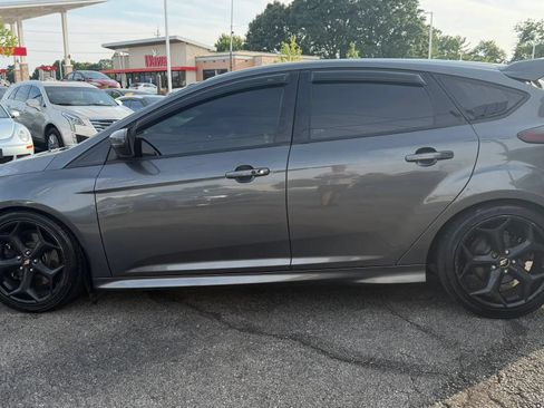 Used 2018 Ford Focus ST FWD image 2