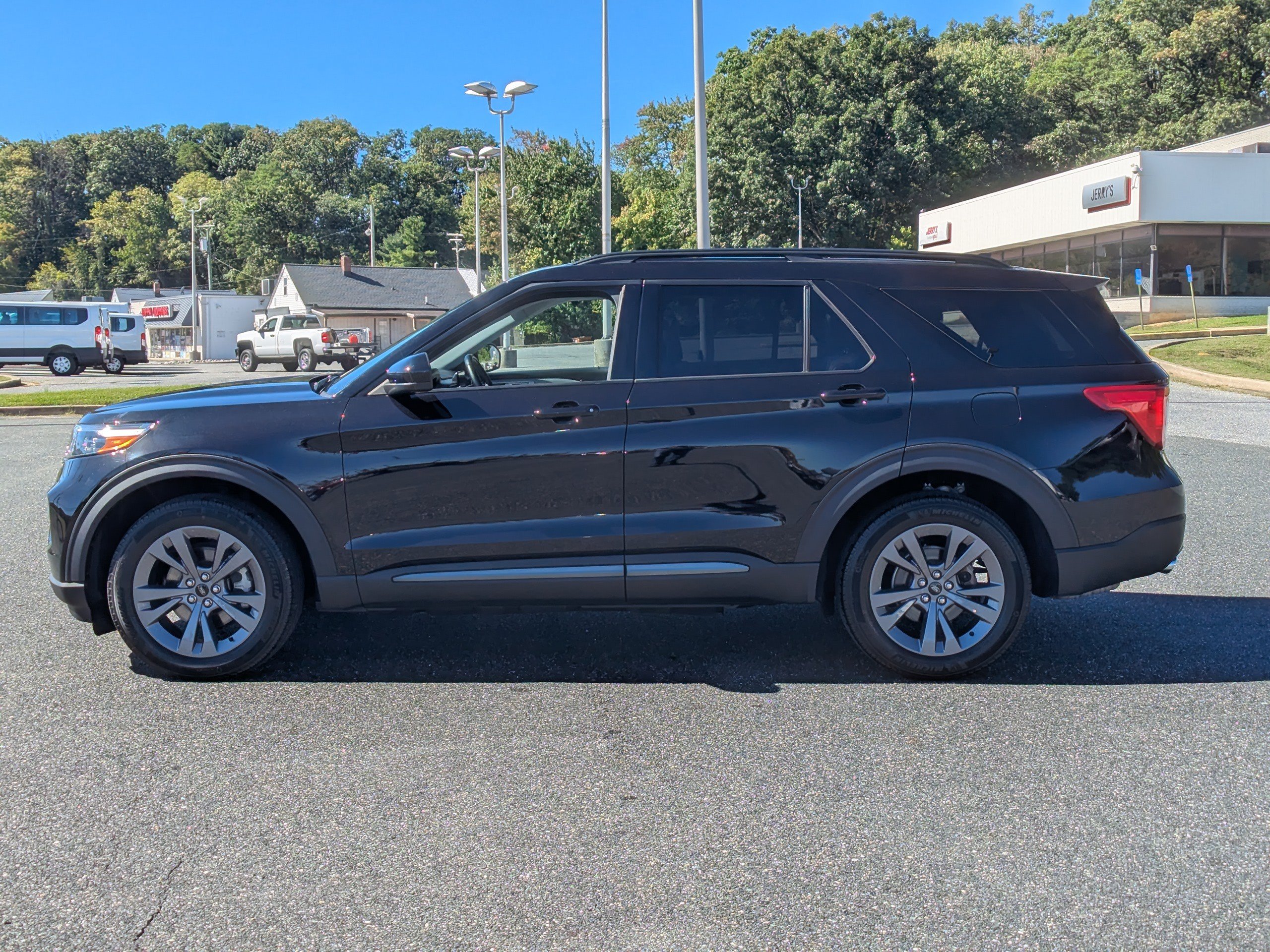Used 2023 Ford Explorer XLT w/ Equipment Group 202A AWD/4WD image 5