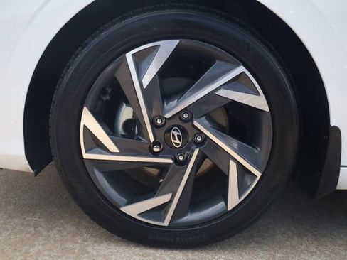 Certified 2025 Hyundai Elantra Limited image 7