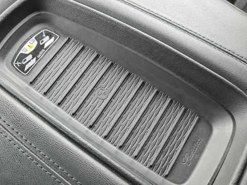 Used 2019 Cadillac Escalade Premium Luxury image 9