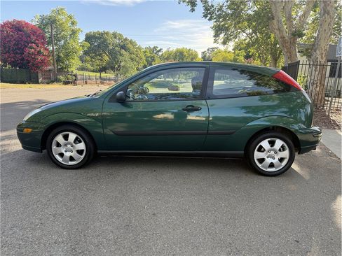 Used 2001 Ford Focus ZX3 Hatchback FWD image 2