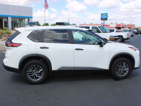 Used 2024 Nissan Rogue S FWD image 10