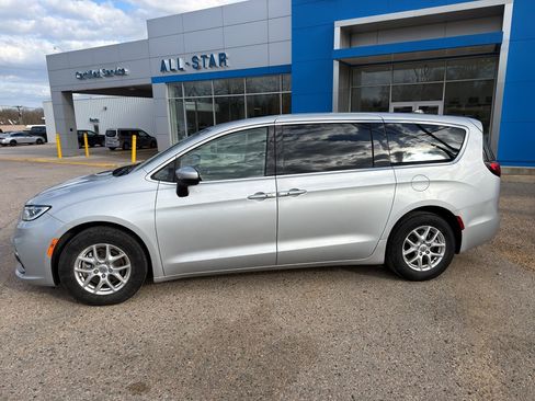 Used 2023 Chrysler Pacifica Touring-L image 13