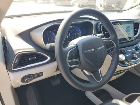 Used 2023 Chrysler Pacifica Touring-L FWD image 11