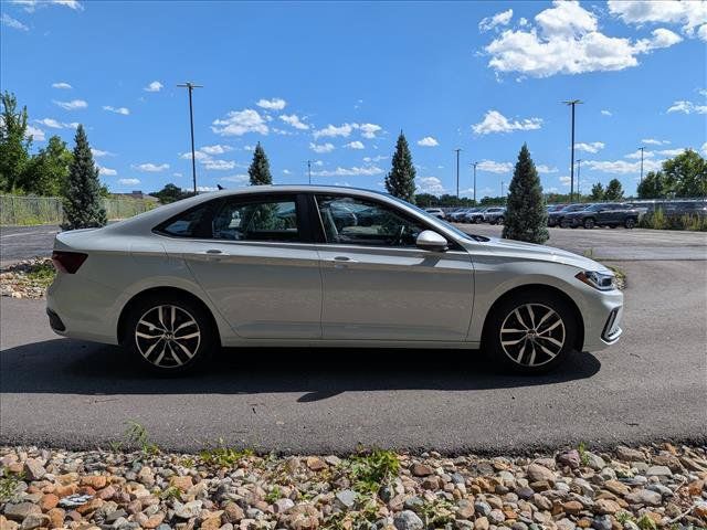 Certified 2025 Volkswagen Jetta SE w/ Sunroof Package FWD image 6
