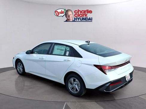 New 2026 Hyundai Elantra SE FWD image 3