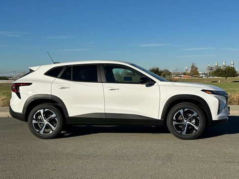 New 2026 Chevrolet Trax RS w/ Sunroof Package image 3
