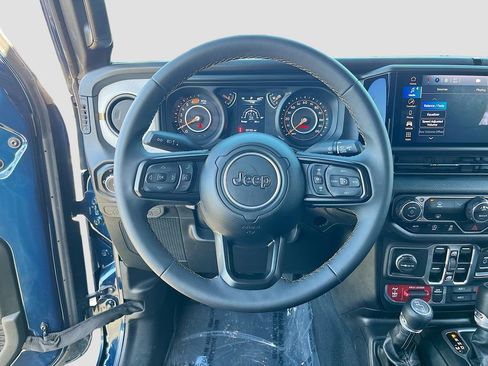 Used 2025 Jeep Wrangler Willys image 11