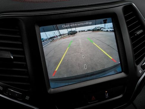 Used 2022 Jeep Cherokee Trailhawk image 30