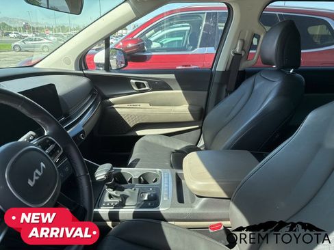 Used 2025 Kia Carnival FWD image 5