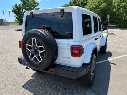 Used 2025 Jeep Wrangler Unlimited Sahara AWD/4WD image 10