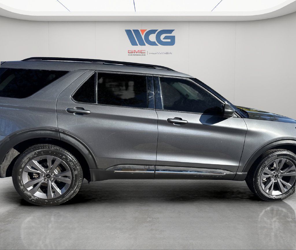 Used 2025 Ford Explorer Active w/ Active Comfort Package AWD/4WD image 2