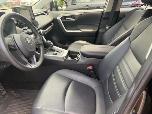 Used 2021 Toyota RAV4 XLE Premium AWD/4WD image 7