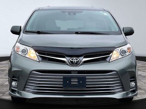 Used 2020 Toyota Sienna XLE w/ XLE Navigation Package image 3