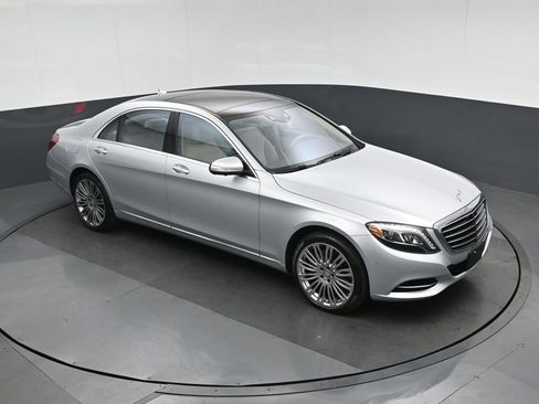 Used 2016 Mercedes-Benz S 550 4MATIC Sedan w/ Premium Package image 60