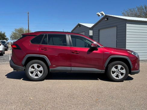 Used 2021 Toyota RAV4 XLE w/ Convenience Package image 4