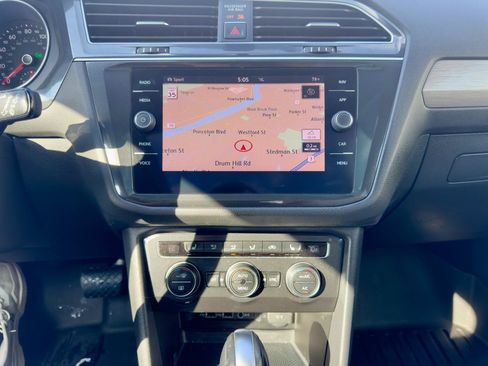 Used 2018 Volkswagen Tiguan SEL AWD/4WD image 21