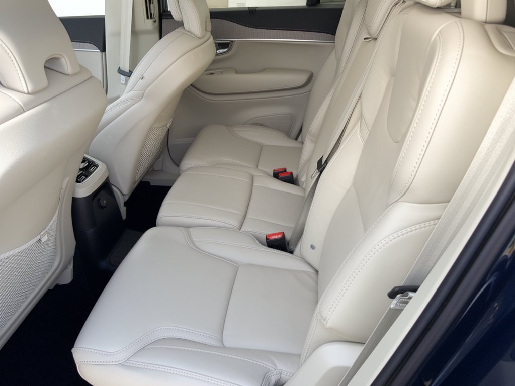 Certified 2025 Volvo XC90 T8 Ultra w/ Protection Package Premier AWD/4WD image 25