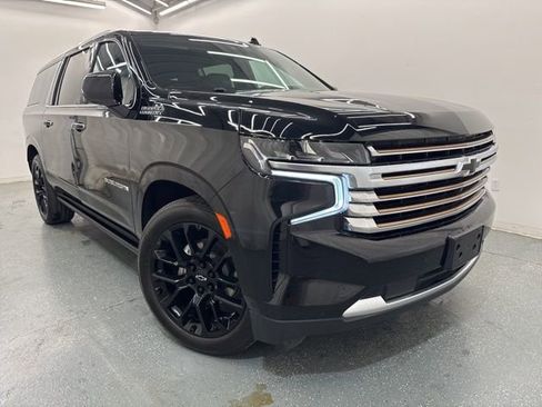Used 2024 Chevrolet Suburban High Country w/ Advanced Technology Package AWD/4WD image 3