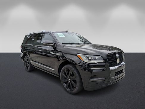 Used 2024 Lincoln Navigator Reserve image 2