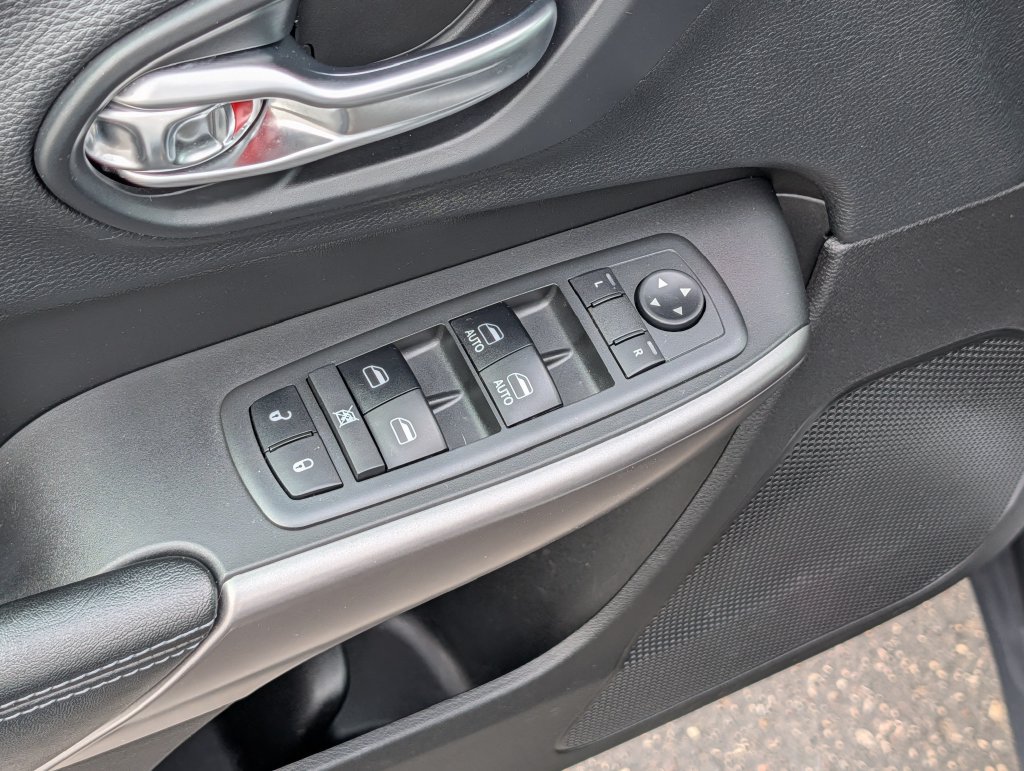 Used 2019 Jeep Cherokee Latitude w/ Comfort & Convenience Group AWD/4WD image 15