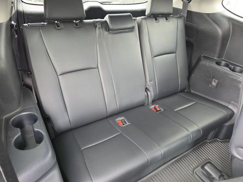 Used 2023 Toyota Highlander XLE FWD image 13