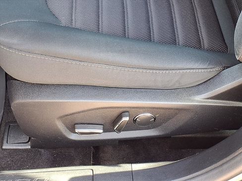 Used 2020 Ford Fusion SE image 4