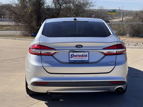 Used 2018 Ford Fusion SE w/ Fusion SE Technology Package image 5
