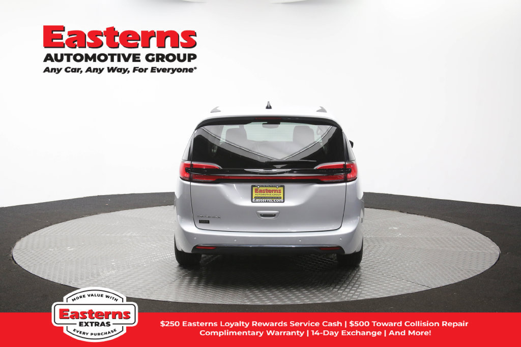 Used 2024 Chrysler Pacifica Touring-L FWD image 36