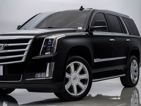 Used 2019 Cadillac Escalade Luxury AWD/4WD image 2