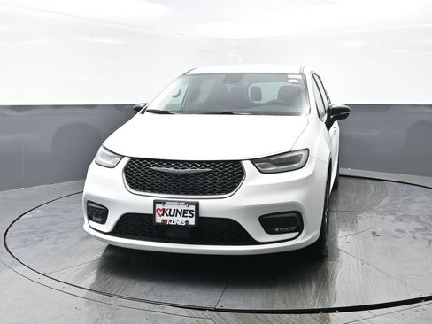 New 2026 Chrysler Pacifica Select image 4